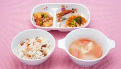 給食の一例:混ぜご飯、豚汁、肉じゃが、魚、ブロッコリーのおかか和え、きんぴらごぼう