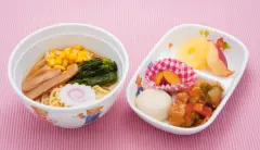 給食の一例:ラーメン、酢豚、さつま芋の甘煮、さつまいも、りんご、パイナップル