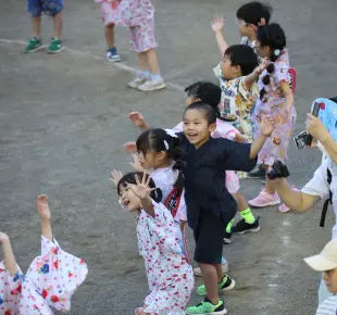 園児たちが輪になって盆踊りを踊る様子