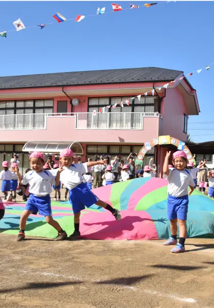パラバルーンでポーズを決める運動会の園児たち