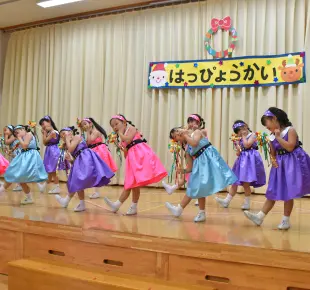 発表会でステッキを持ちダンスをする女の子たち