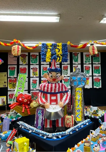「大阪」がテーマの作品展の展示（獅子舞・くいだおれ人形）