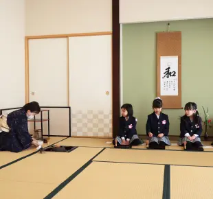 茶道の先生のお点前を見学する園児たち