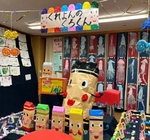 作品展に展示された共同制作「くろくん」とイカの観察画