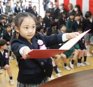 卒園式で証書を受け取る園児