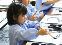 書道で文字を学ぶ女の子